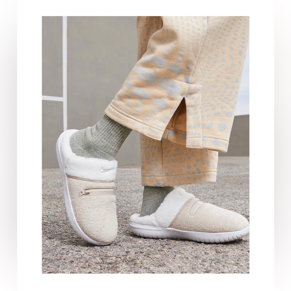 • NWT• Women’s NIKE Burrow SE Slide Slipper Sanddrift / Light Bone Size 9 - Picture 1 of 11